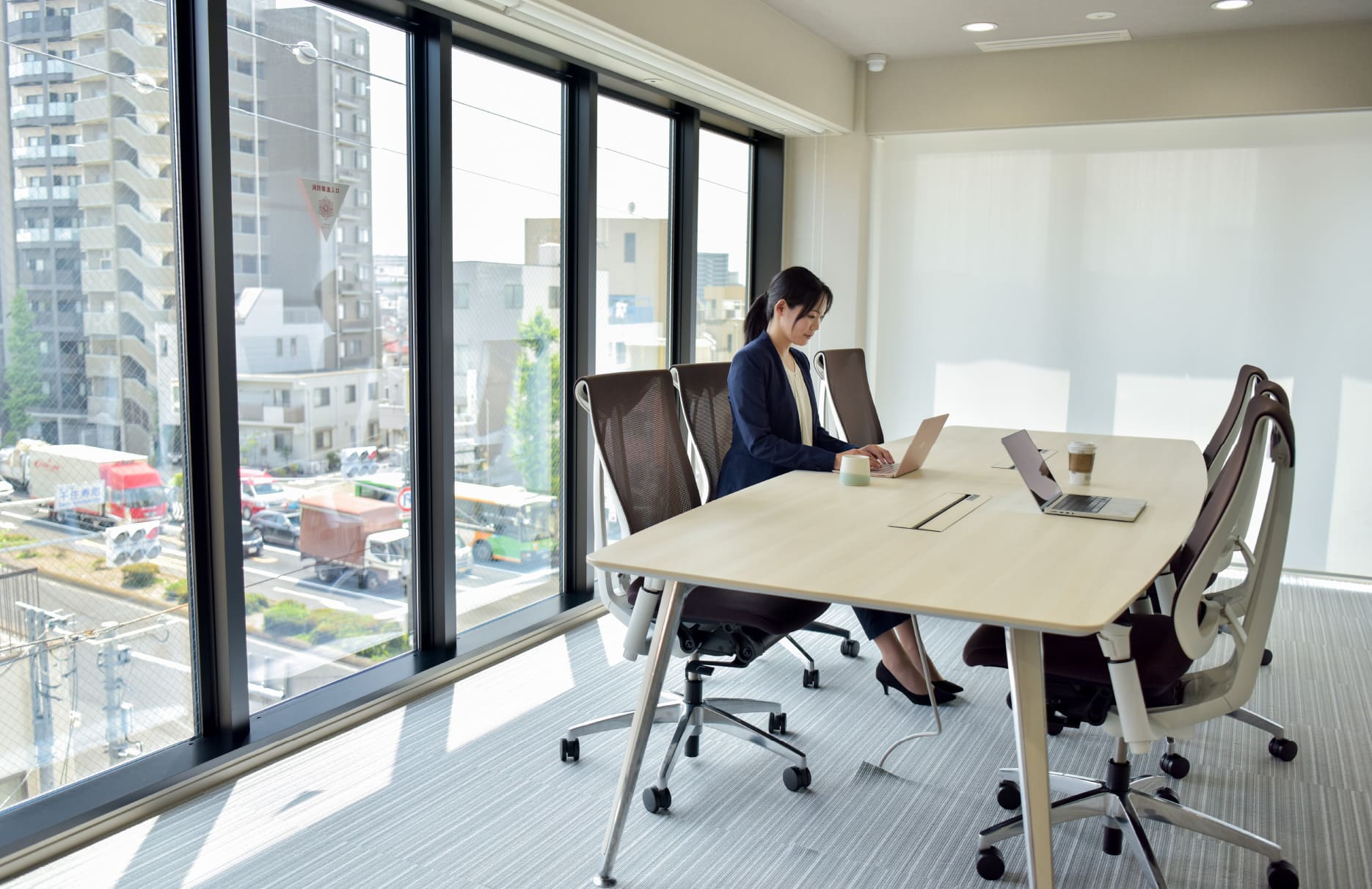 02. 景色とつながる3面の窓で、今日も快適に業務スタート。